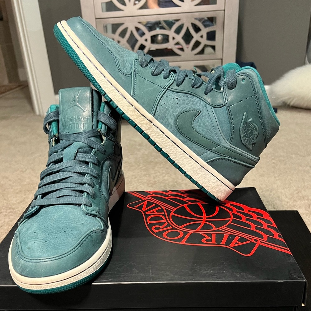 Jordan 1 Mid Nouveau “Nightshade”